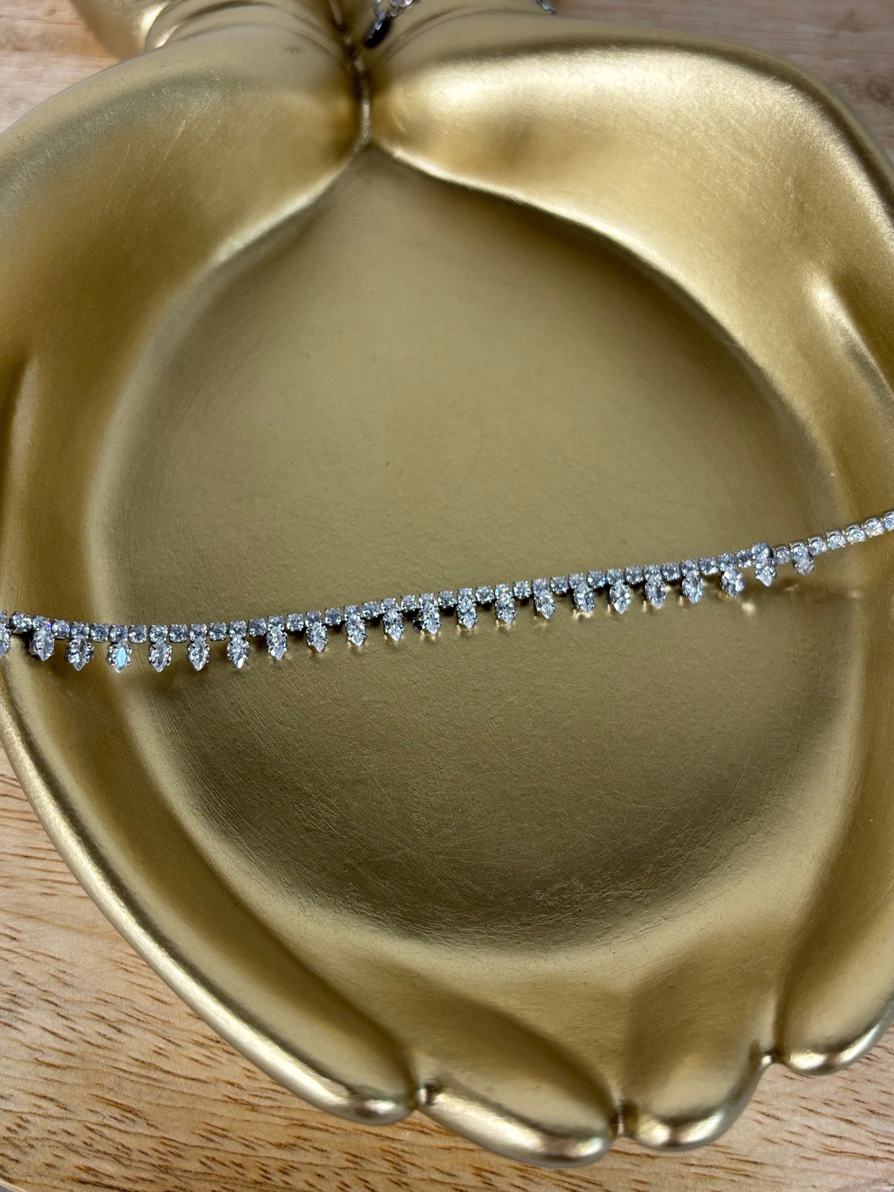 Collier ras-du-cou élégant à strass argentés en acier inoxydable – style chic & raffiné