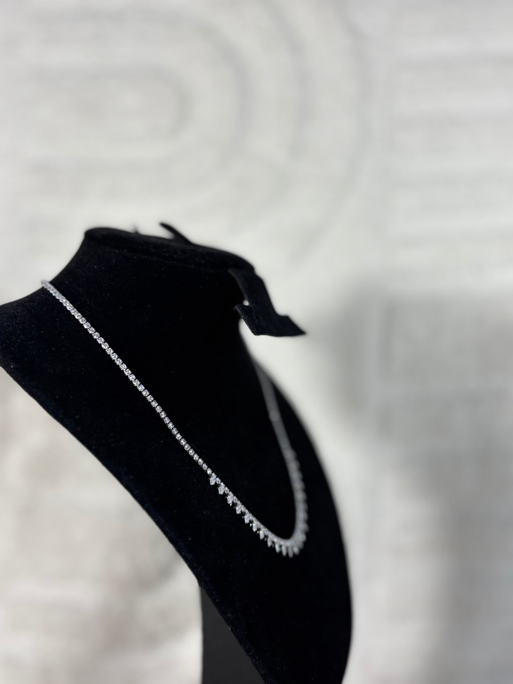 Collier ras-du-cou élégant à strass argentés en acier inoxydable – style chic & raffiné