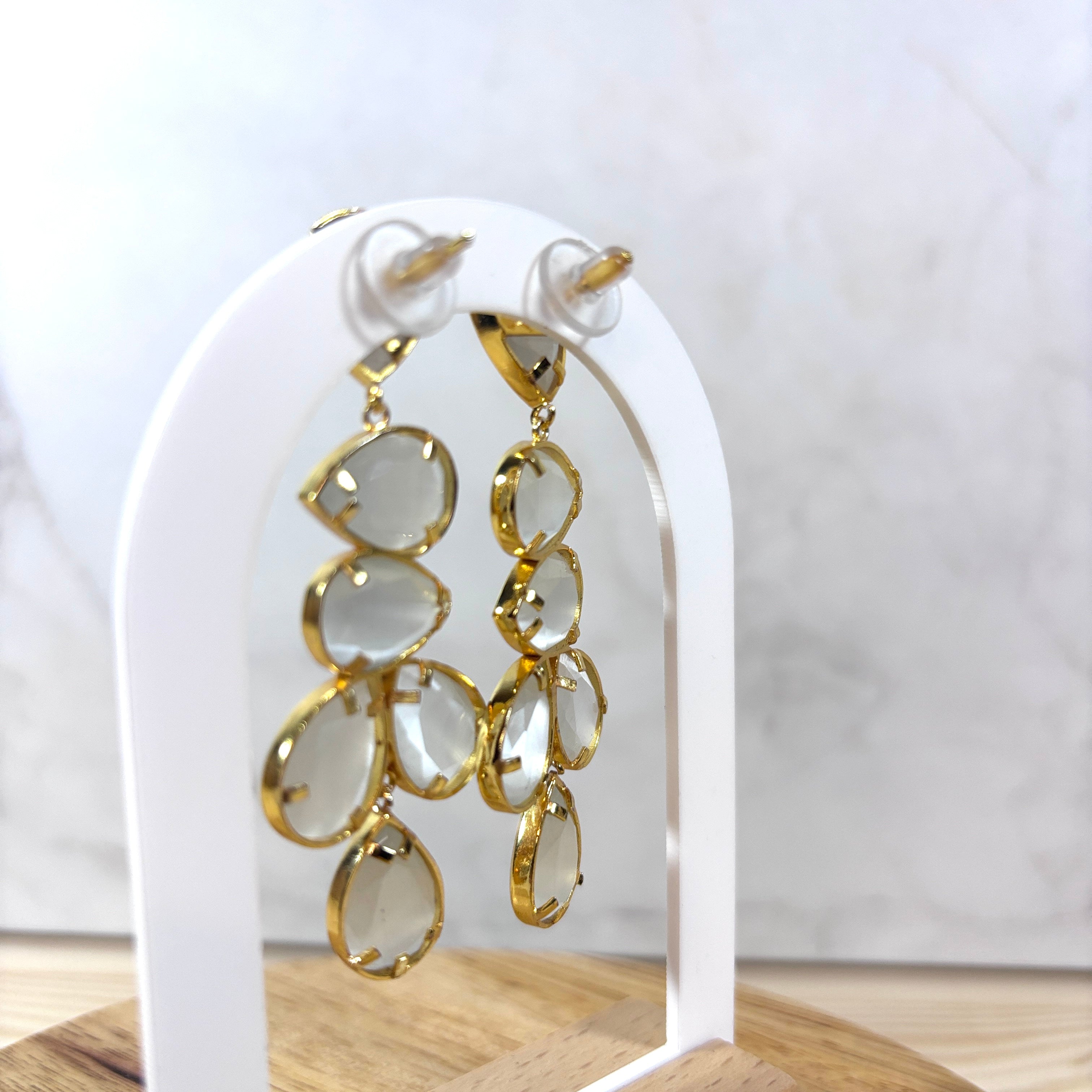 Boucles d’oreilles dorées gouttes nacrées idée cadeau artisanale provenant de Majorque