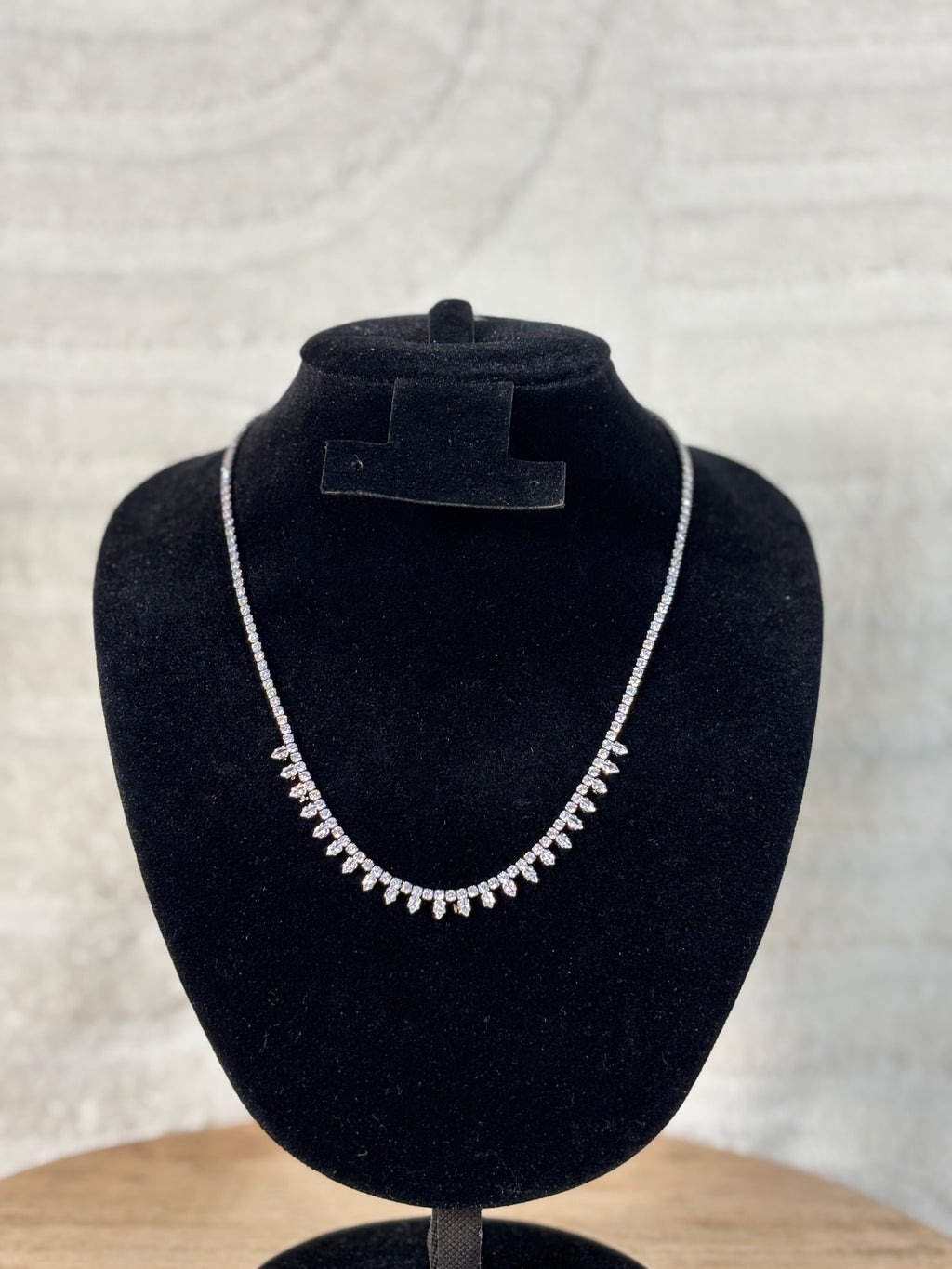 Collier ras-du-cou élégant à strass argentés en acier inoxydable – style chic & raffiné