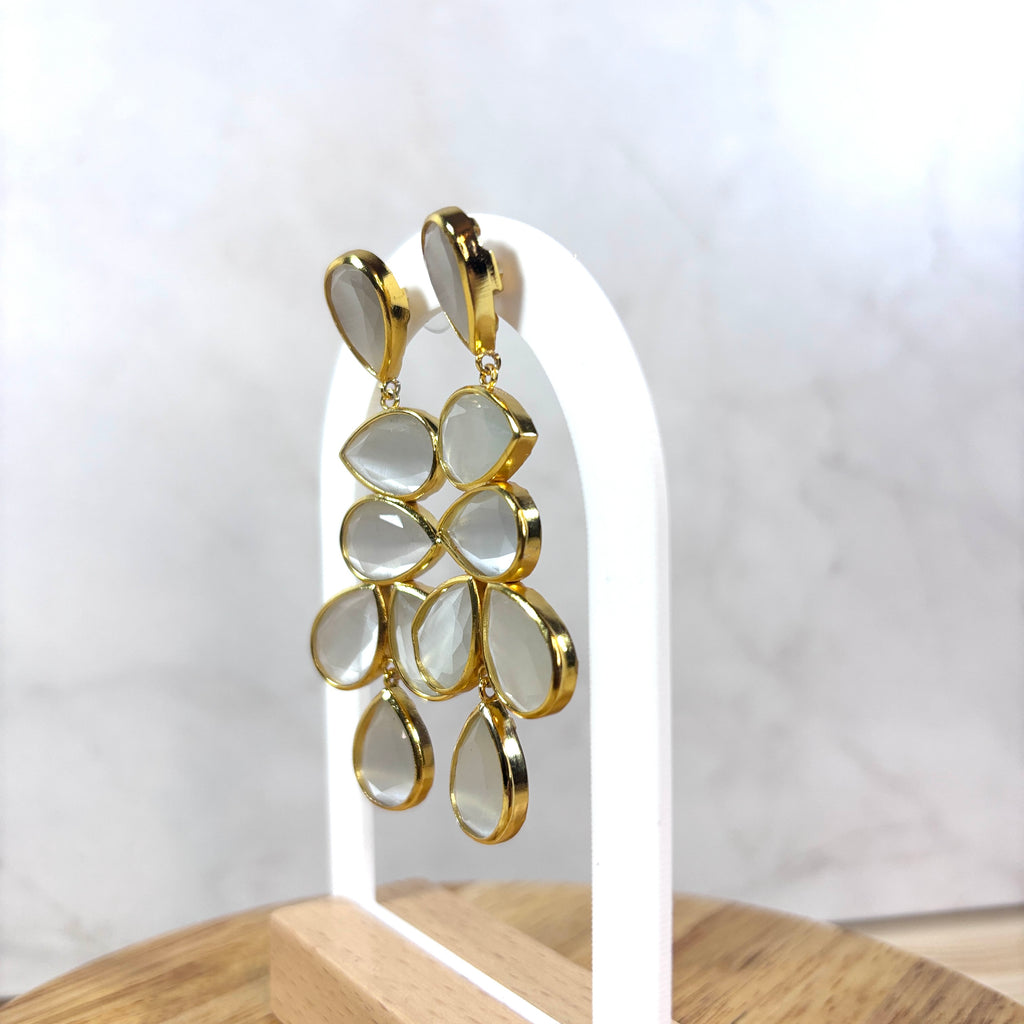 Boucles d’oreilles dorées gouttes nacrées idée cadeau artisanale provenant de Majorque