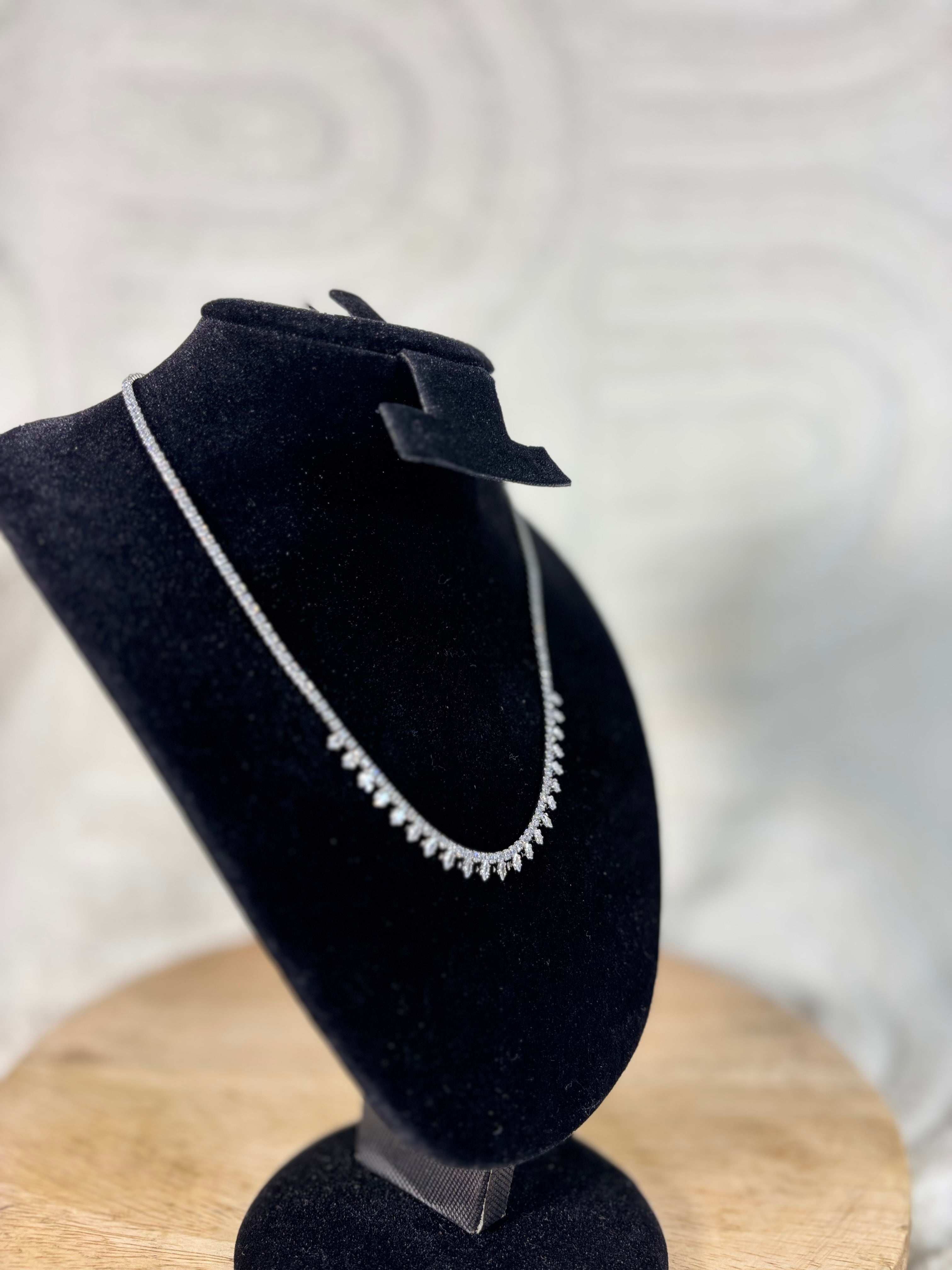 Collier ras-du-cou élégant à strass argentés en acier inoxydable – style chic & raffiné