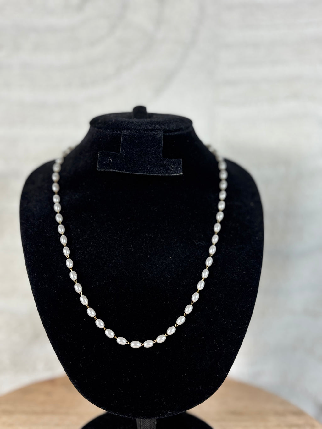 Collier élégant en acier inoxydable doré à perles effet nacré – style chic intemporel