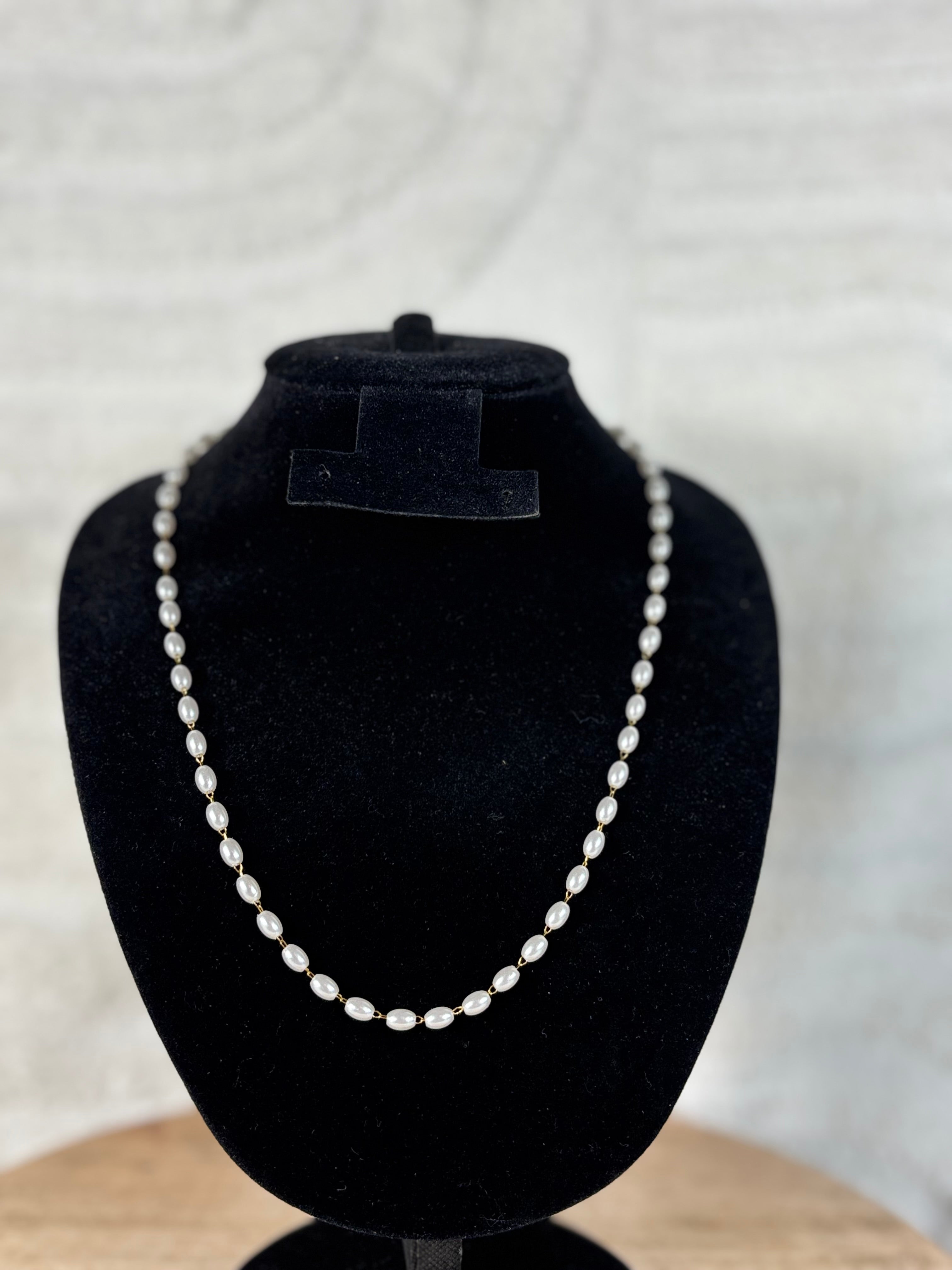 Collier élégant en acier inoxydable doré à perles effet nacré – style chic intemporel