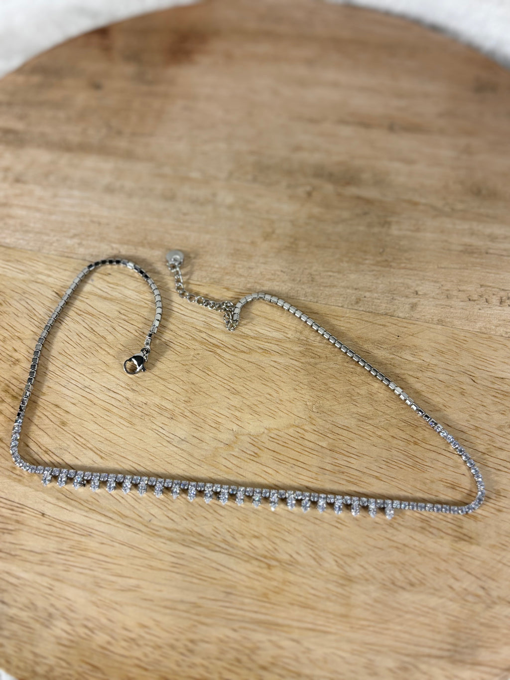 Collier ras-du-cou élégant à strass argentés en acier inoxydable – style chic & raffiné