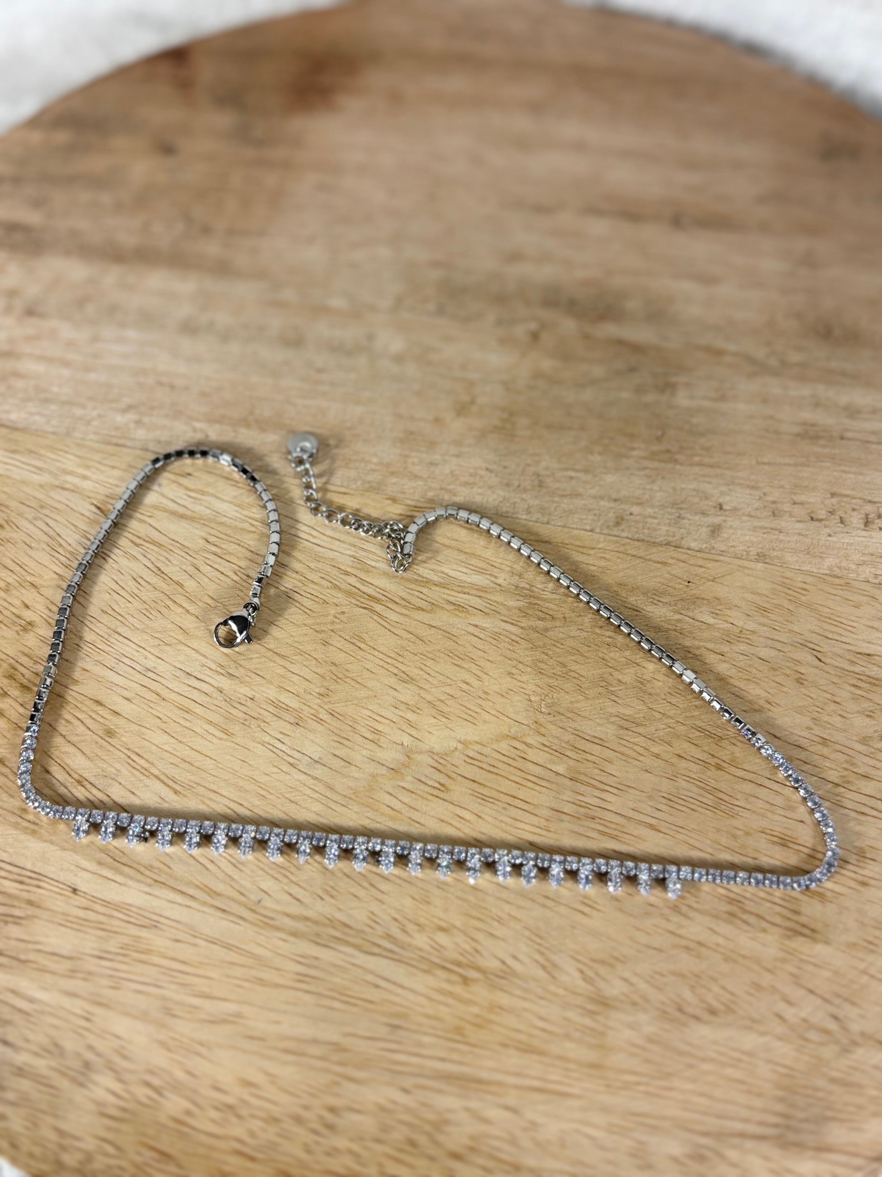Collier ras-du-cou élégant à strass argentés en acier inoxydable – style chic & raffiné