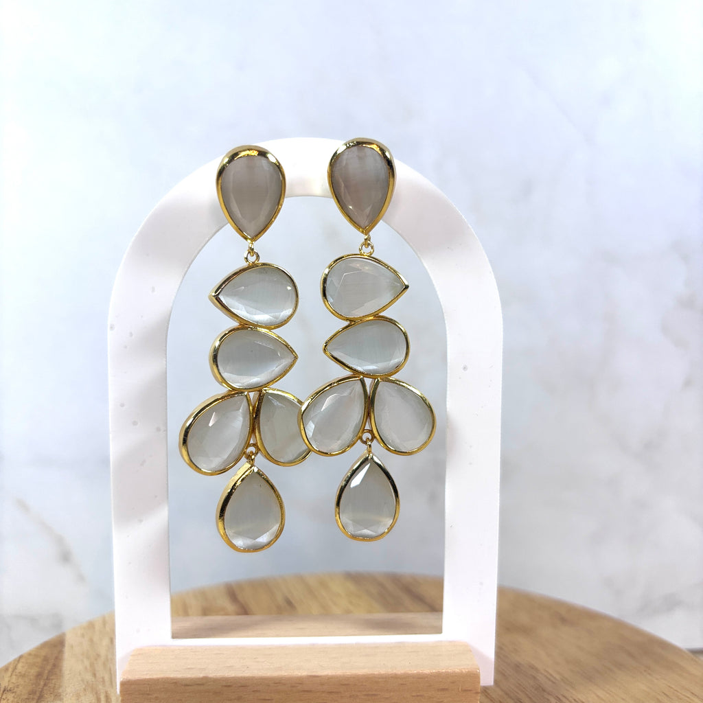 Boucles d’oreilles dorées gouttes nacrées idée cadeau artisanale provenant de Majorque