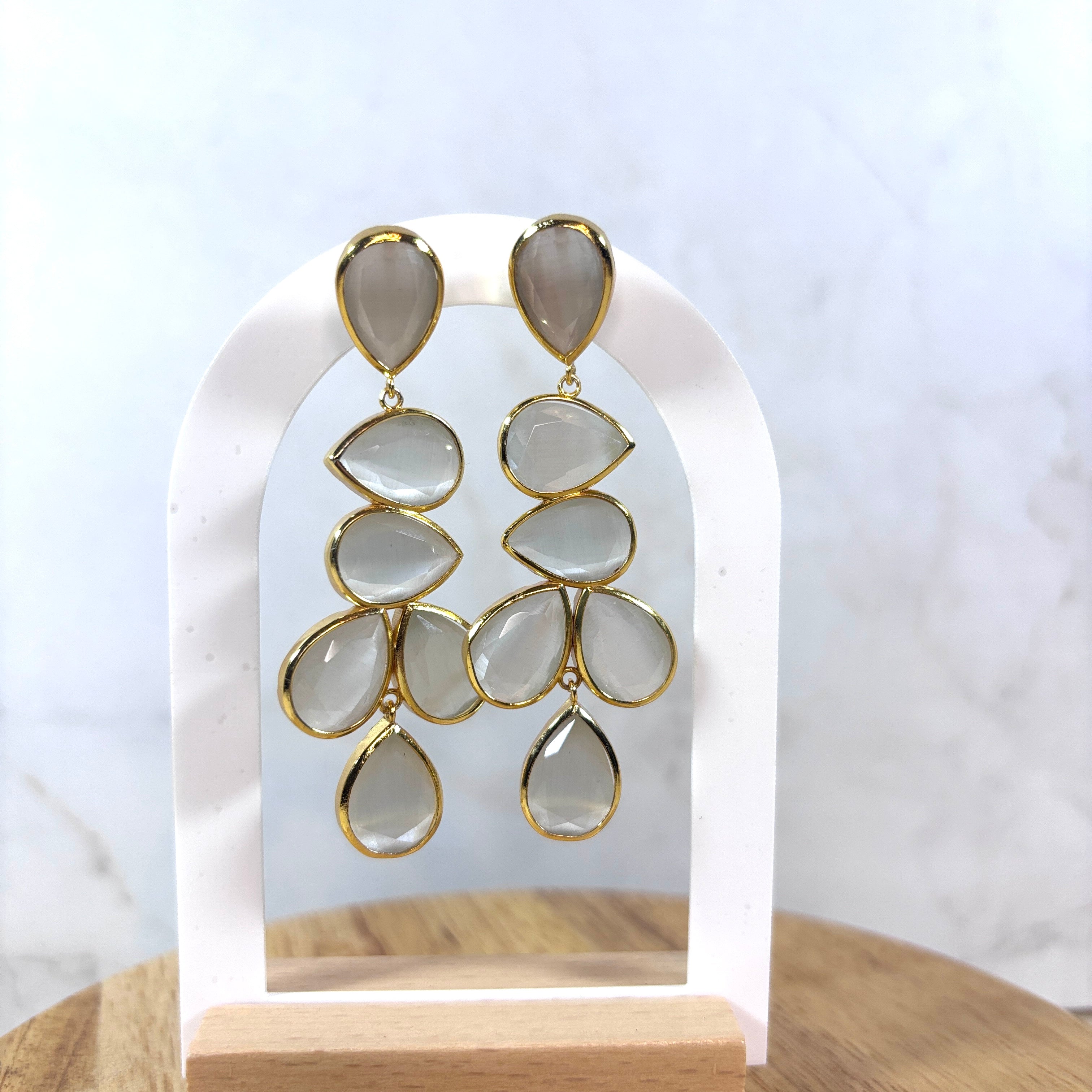 Boucles d’oreilles dorées gouttes nacrées idée cadeau artisanale provenant de Majorque