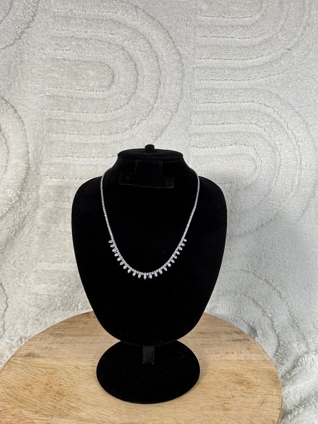 Collier ras-du-cou élégant à strass argentés en acier inoxydable – style chic & raffiné